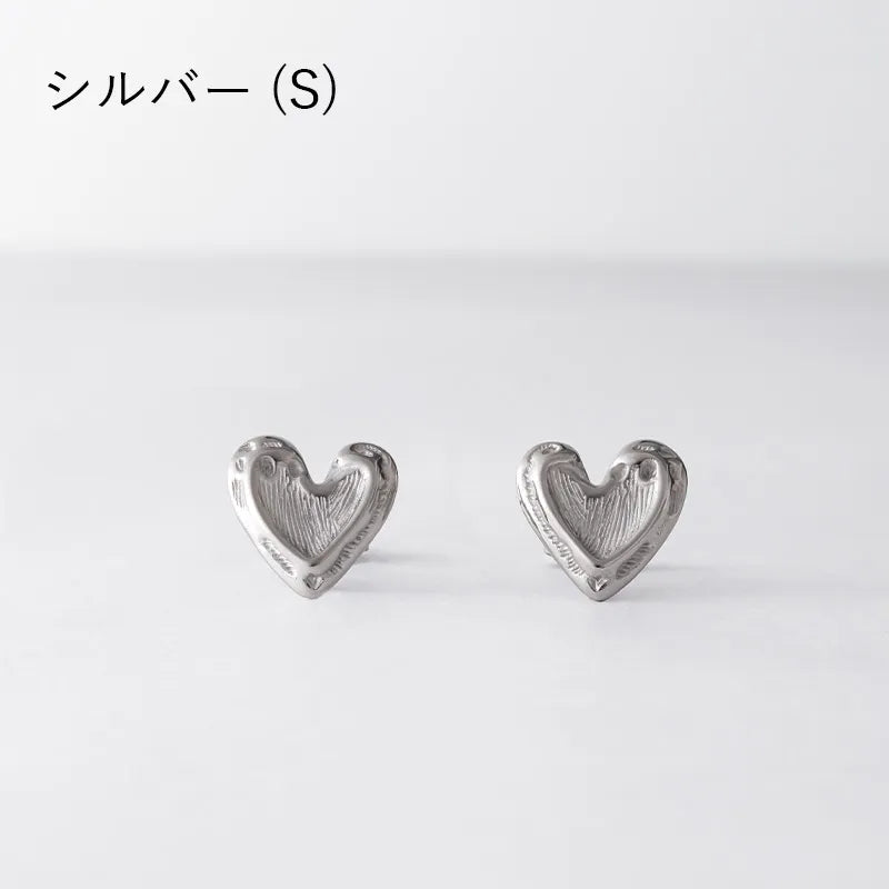 マットカラーハートピアス